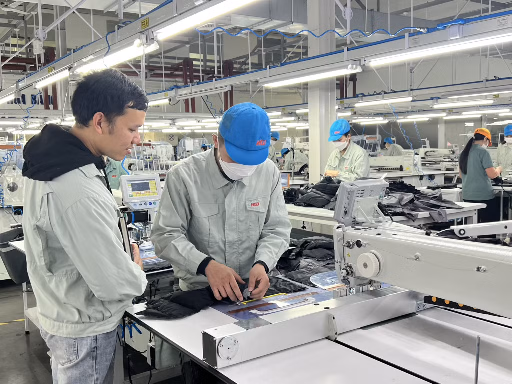 Nhiều công nhân có nguyện vọng đứng trong hàng ngũ của Đảng (sản xuất tại Công ty TNHH Dệt may Hoa Lợi Đạt Việt Nam (KCN Cảng biển Hải Hà).