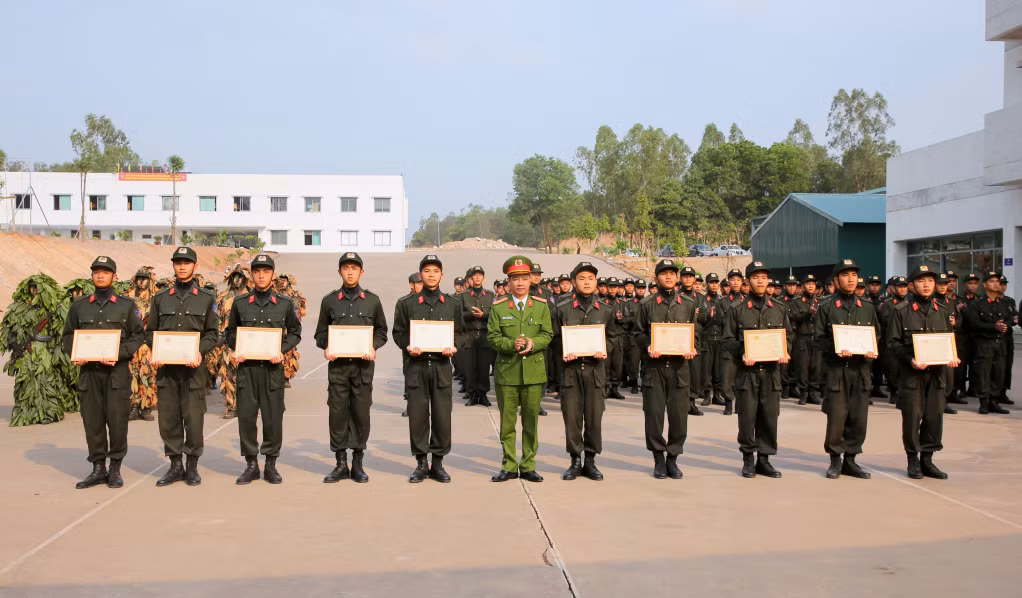 Các chiến sĩ đạt thành tích xuất sắc trong Lớp Huấn luyện được tuyên dương tại lễ bế giảng.