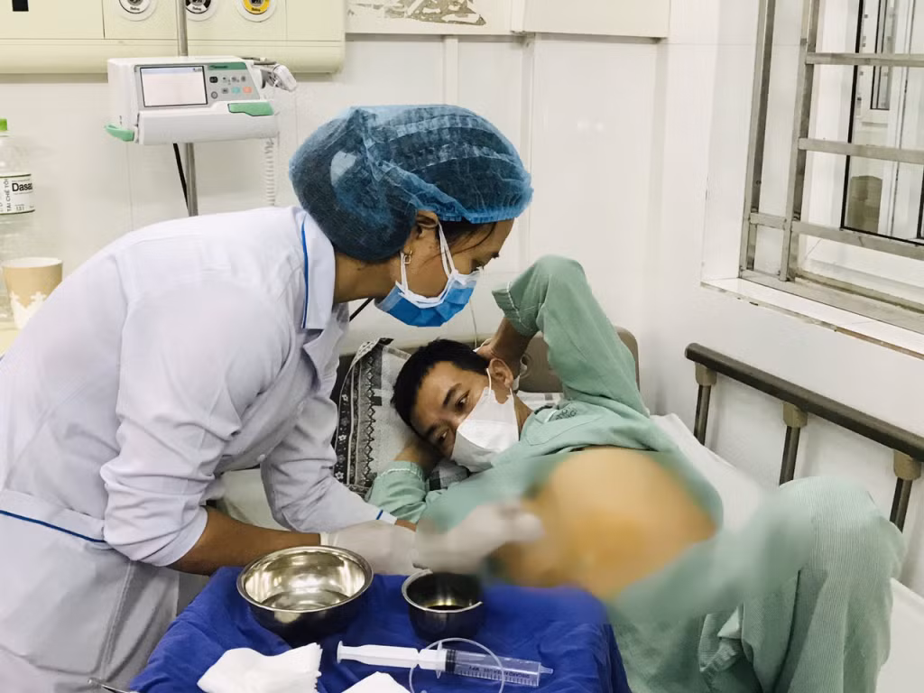 Chăm sóc, thay băng vùng dẫn lưu ổ áp xe cho bệnh nhân.