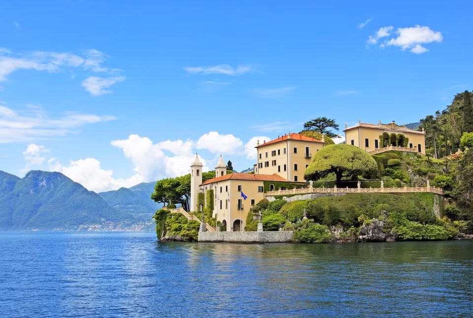 Hồ Como, Italy: Hồ Como được nhiều đạo diễn lựa chọn là địa điểm ghi hình trong các series phim Hàn Quốc nổi tiếng. Đây là hồ lớn thứ ba ở Italy với sự sắp xếp xen kẽ giữa các cung điện lộng lẫy và thị trấn, tạo cảm giác vừa sang trọng vừa gần gũi với du khách. Ảnh: blacktomato.