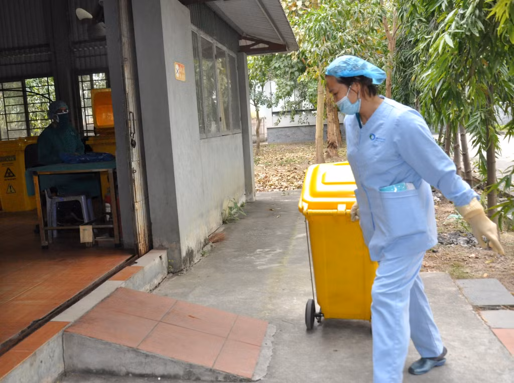 Chất thải y tế của Bệnh viện Bãi Cháy được chuyển vào kho lưu cữu chờ Công ty CP Đầu tư và kỹ thuật tài nguyên môi trường ETC (đơn vị được cơ quan có thẩm quyền cấp phép) cho xe chuyên dụng đến thu gom đi xử lý.