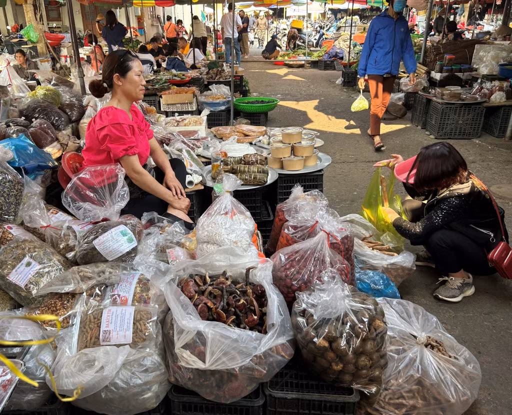 Một quầy bán dược liệu tại chợ thị trấn Tiên Yên (huyện Tiên Yên).