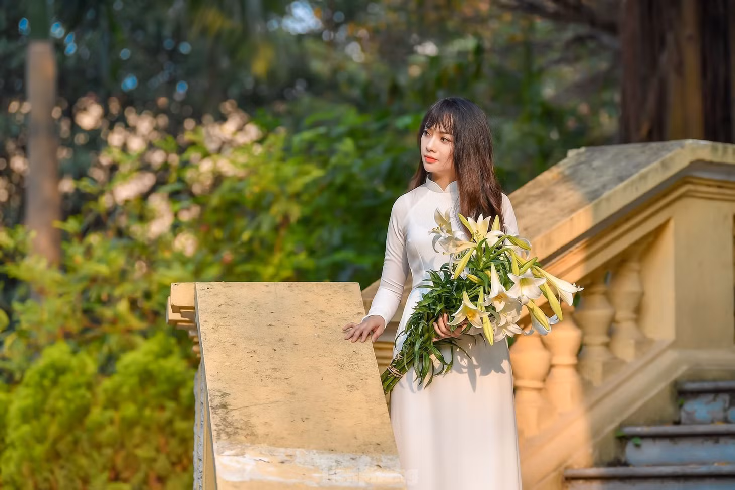 Nhiều bạn trẻ không bỏ lỡ cơ hội lưu lại khoảnh khắc nên thơ của Thủ đô trong mùa loa kèn.