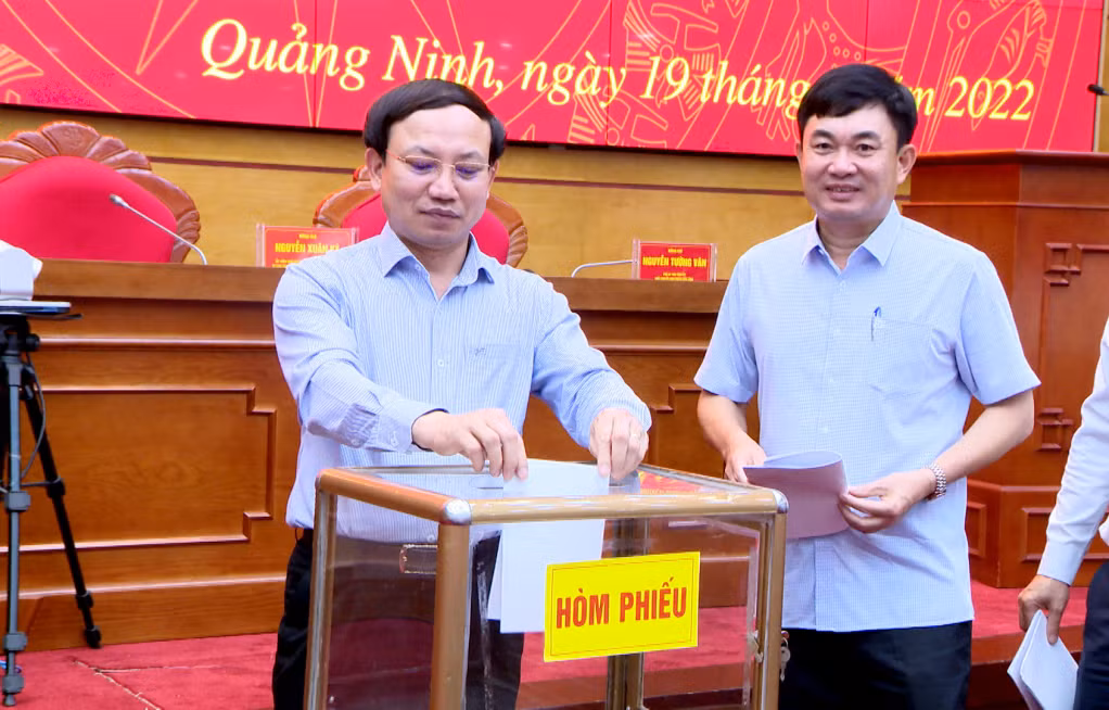 Các đồng chí lãnh đạo tỉnh bỏ phiếu bổ sung quy hoạch các chức danh lãnh đạo chủ chốt, ngày 19/6/2022.