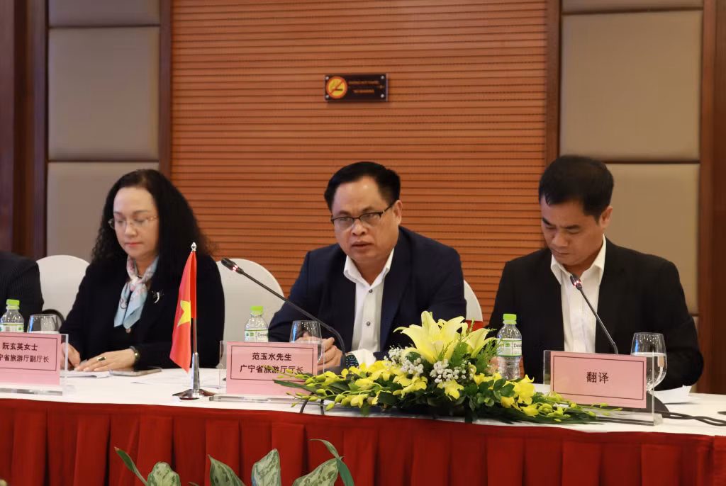 Giám đốc Sở Du lịch Phạm Ngọc Thủy trao đổi một số nội dung phát triển thị trường khách du lịch Trung Quốc. 