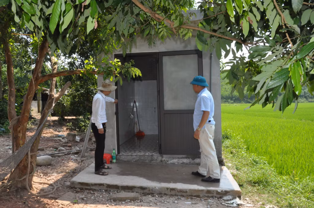 Lãnh đạo, cán bộ xã Quảng Sơn (Hải Hà) kiểm tra tình hình xây dựng nhà tiêu hợp vệ sinh ở các thôn, bản trên địa bàn.