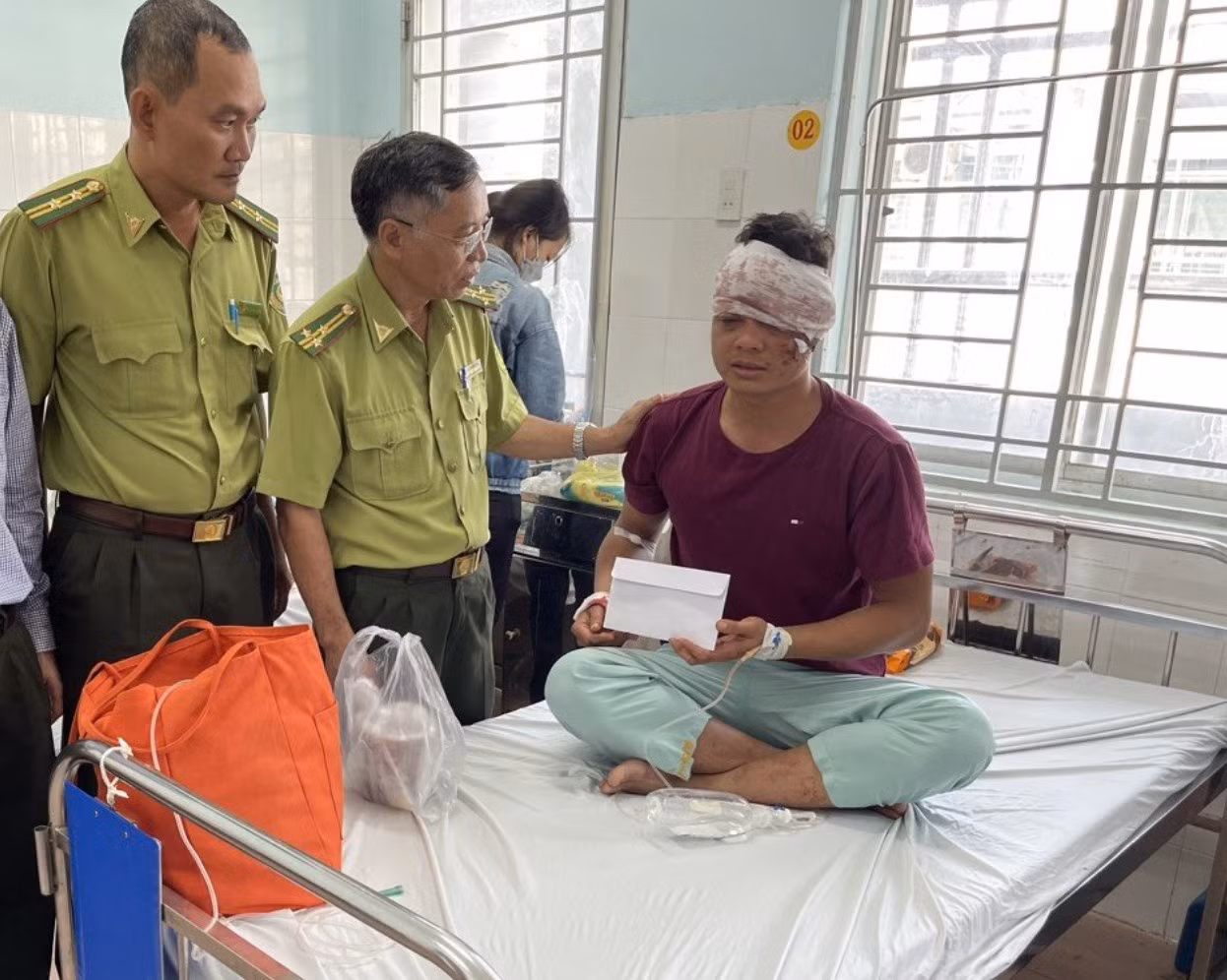Lãnh đạo Chi cục Kiểm lâm Đồng Nai thăm hỏi, động viên kiểm lâm viên Chìu Văn Hai, kiểm lâm của Vườn quốc gia Cát Tiên. Ảnh: Hà Anh Chiến