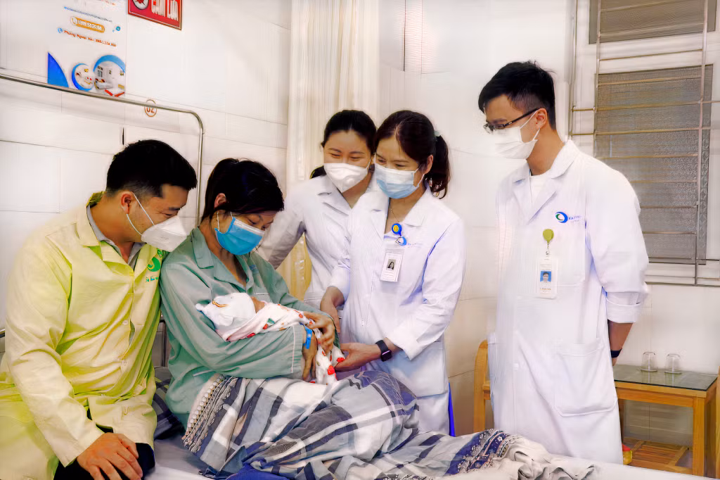 Bác sĩ Khoa Phụ sản (Bệnh viện Bãi Cháy) hướng dẫn bà mẹ sau sinh cho con bú đúng cách.