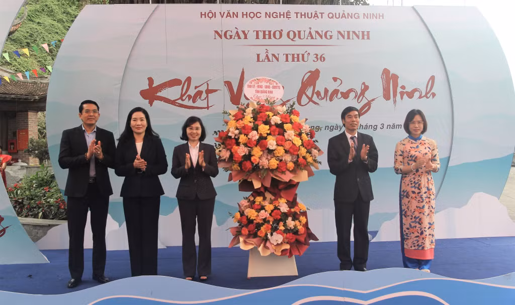 Các đồng chí lãnh đạo tỉnh tặng lẵng hoa chúc mừng các văn nghệ sĩ.