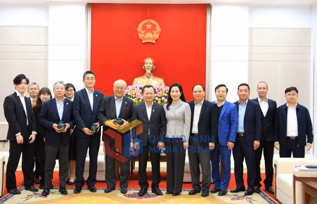 Các đại biểu chụp ảnh lưu niệm.