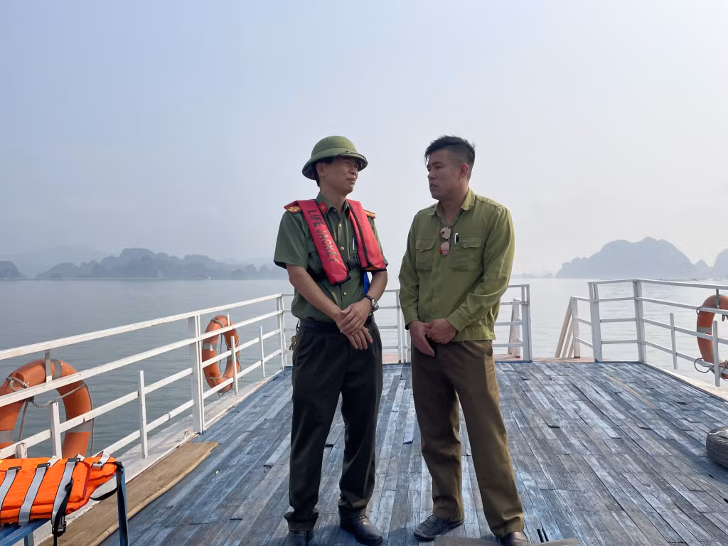 Công an TP Cẩm Phả tuyên truyền cho hộ dân tháo dỡ bè nuôi trồng thủy sản trái phép.