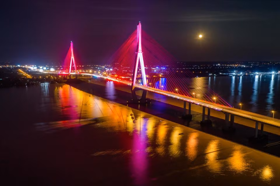 Cầu Cần Thơ dưới ánh trăng.