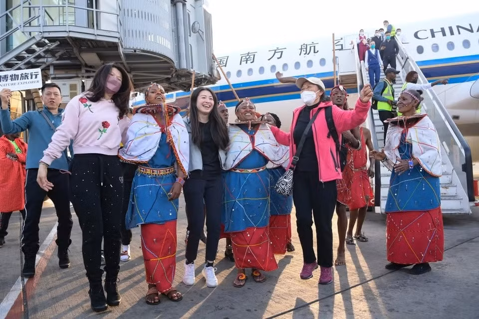 Du khách Trung Quốc tại sân bay quốc tế Jomo Kenyatta ở Nairobi (châu Phi). Ảnh: Xinhua.