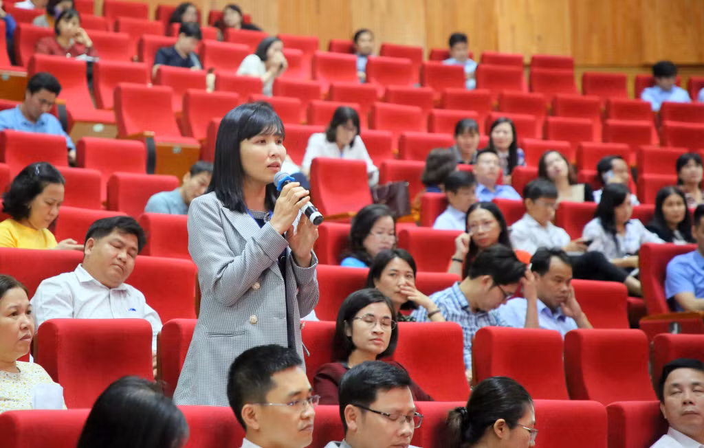 Các đại biểu trực tiếp đặt câu hỏi, nêu ý kiến làm rõ một số vấn đề và gợi mở các giải pháp nâng cao chất lượng giáo dục STEM.