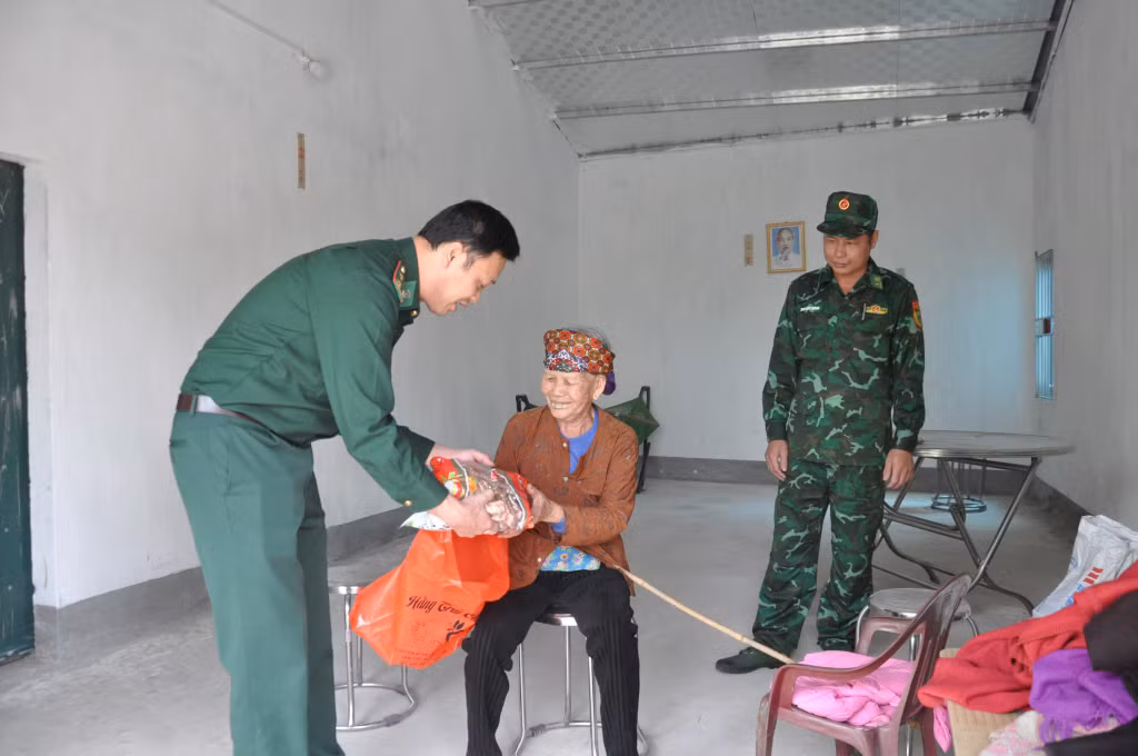 Cán bộ Đồn BP Hoành Mô đến thăm cụ Vi Thị Sạch, thôn Đồng Cậm, xã Hoành Mô, huyện Bình Liêu