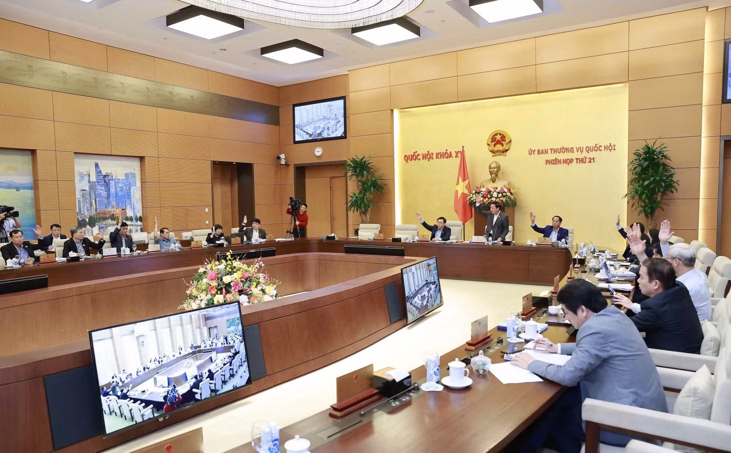 Ủy ban Thường vụ Quốc hội biểu quyết thông qua đề nghị bổ sung dự án Luật Căn cước công dân (sửa đổi) và dự án Luật Các tổ chức tín dụng (sửa đổi) vào Chương trình xây dựng luật, pháp lệnh năm 2023. Ảnh tư liệu: Doãn Tấn/TTXVN