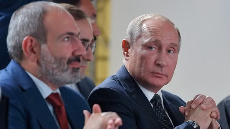 Thủ tướng Armenia Nikol Pashinyan (trái) và Tổng thống Nga Vladimir Putin trong một cuộc gặp năm 2019. Ảnh: EPA