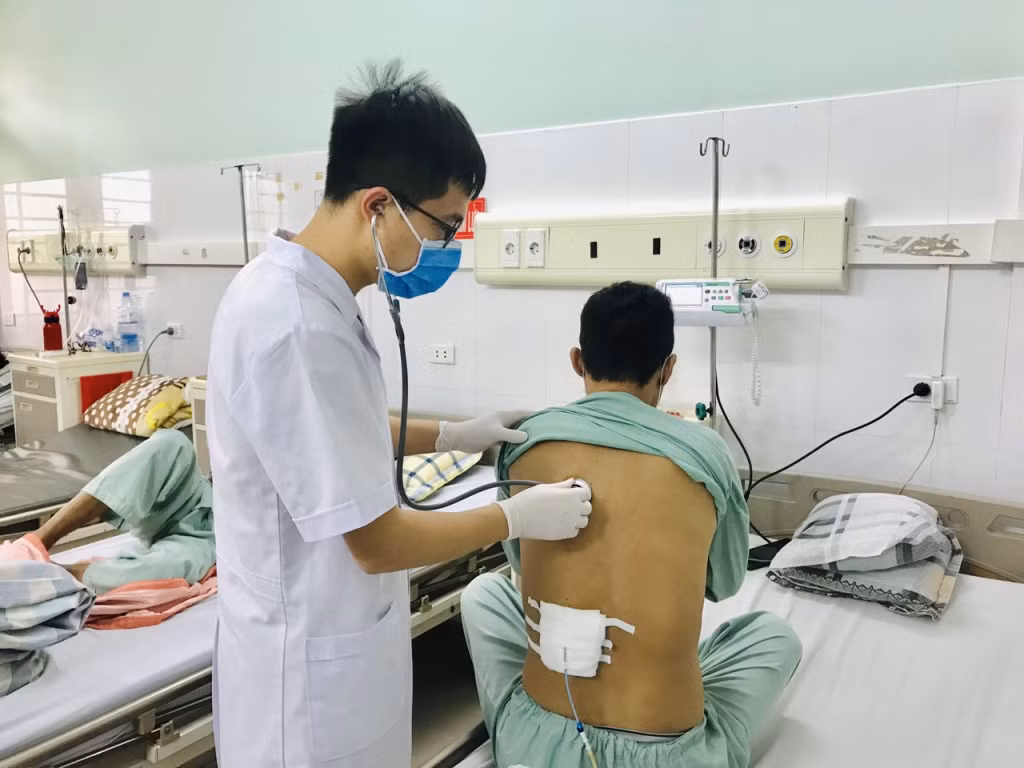 Bác sĩ Khoa Bệnh Nhiệt Đới, Bệnh viện Bãi Cháy thăm khám cho bệnh nhân mắc bệnh whitmore.
