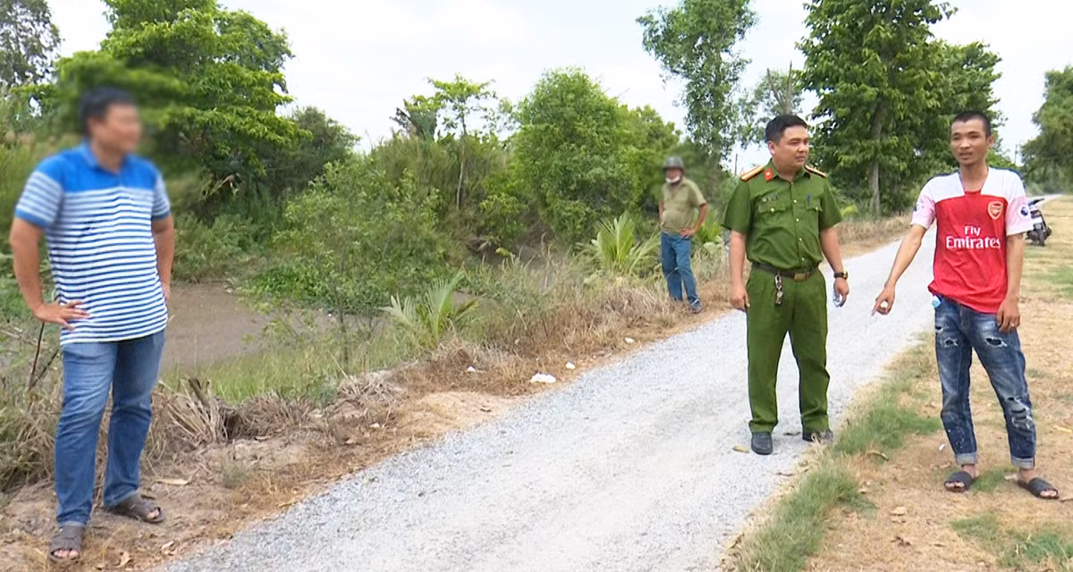 Lê Vinh Lam (áo đỏ) đang chỉ hiện trường báo tin giả bị cướp tài sản. Ảnh: Nghiêm Túc.