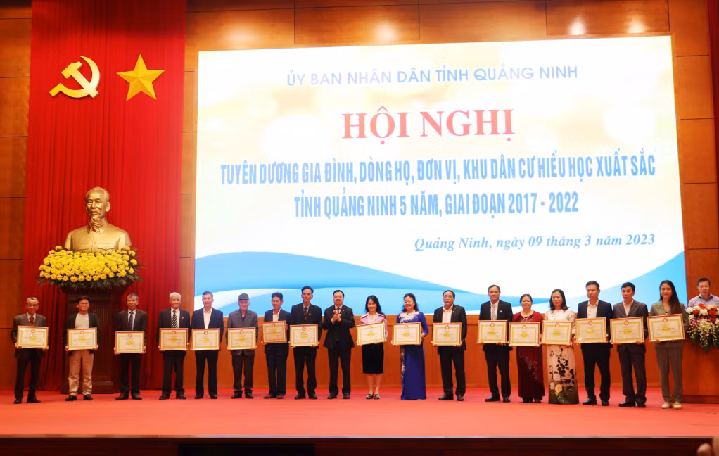 Đồng chí Lê Mạnh Hùng, Phó Chủ tịch Trung ương Hội Khuyến học Việt Nam trao Bằng khen của Trung ương Hội cho các mô hình học tập thuộc Hội Khuyến học tỉnh Quảng Ninh.