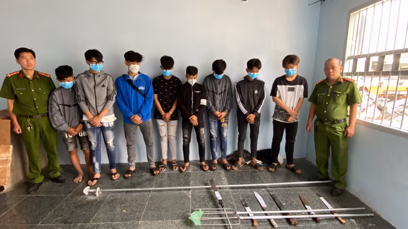 Nhóm "trẻ trâu" bị Công an quận 12 tạm giữ.