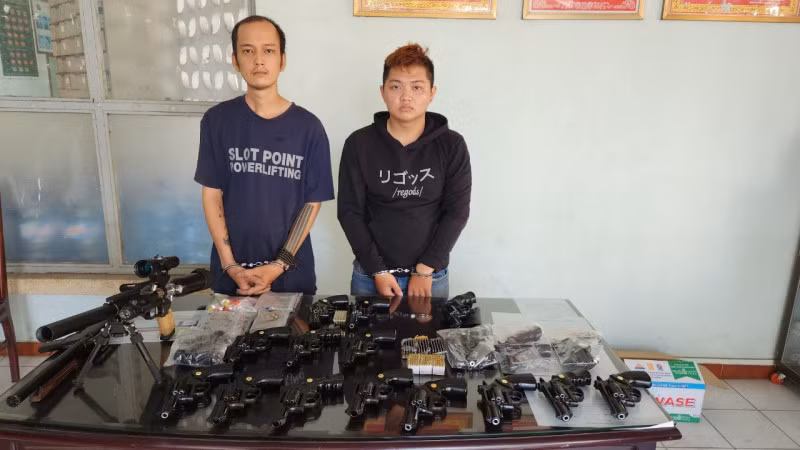 Hai đối tượng bị bắt giữ cùng tang vật.