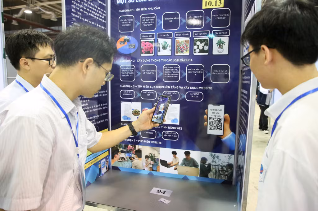 Dự án “Sử dụng QR code hỗ trợ chăm sóc một số loại cây và hoa trên smartphone” được các bạn học sinh Trường THCS và THPT Nguyễn Tất Thành (Trường Đại học Sư phạm Hà Nội) mang đến cuộc thi được đánh giá là dự án có tính ứng dụng cao, có thể ứng dụng vào ngành nông nghiệp trong tiến trình chuyển đổi số.