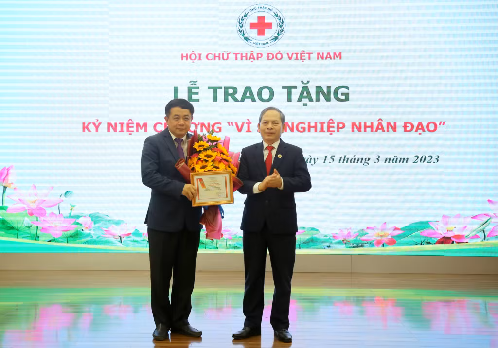 Ông Vũ Hồng Hải, Chủ tịch Hội Chữ thập đỏ tỉnh, thừa ủy quyền BCH Trung ương Hội Chữ thập đỏ Việt Nam trao Kỷ niệm chương “Vì sự nghiệp Nhân đạo” cho ông Mai Vũ Tuấn, Giám đốc – Tổng Biên tập Trung tâm Truyền thông tỉnh.