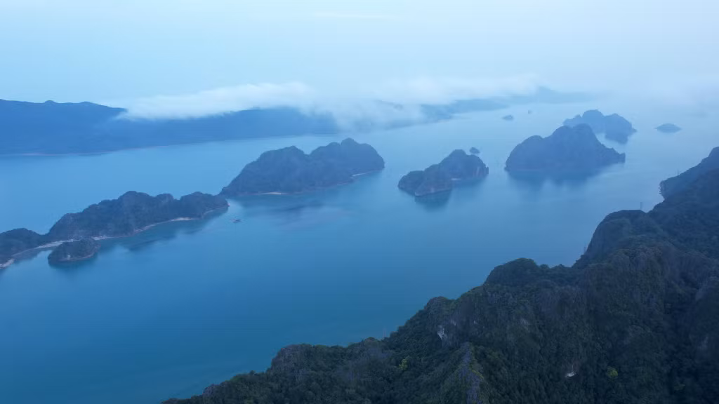 Vườn quốc gia Bái Tử Long huyền ảo trong sương mờ.