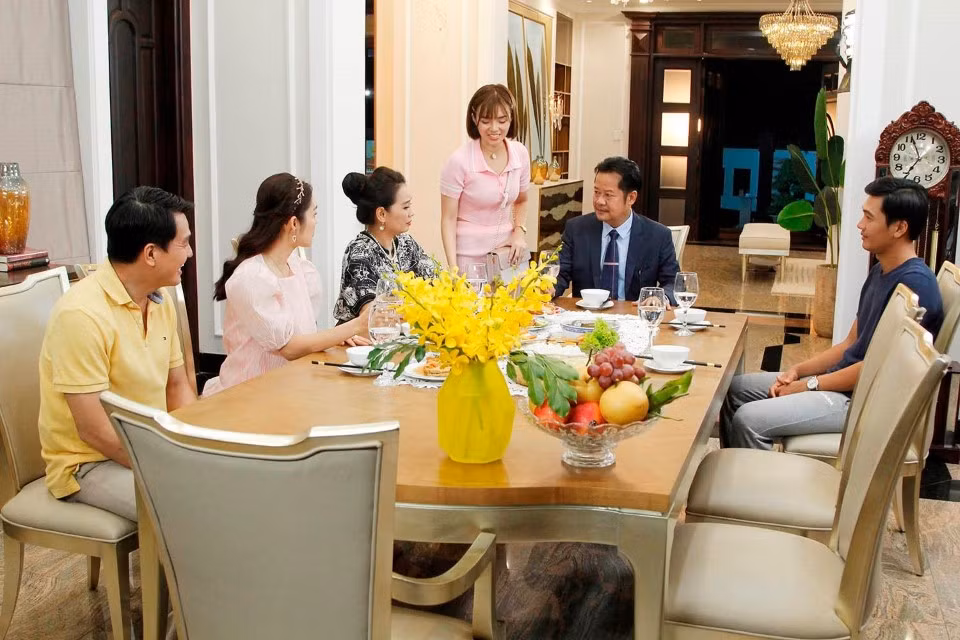 Phim xoay quanh hành trình của ông Màu - Chủ tịch công ty bất động sản, khi đang ở trên đỉnh cao sự nghiệp, đã quyết định gác lại chuyện công ty, giao con cái tiếp quản...