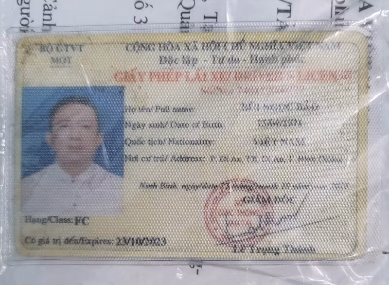 Xe đầu kéo và giấy phép lái xe giả tài xế Phùng Văn D. sử dụng để "vượt cao tốc" bị lực lượng CSGT phát hiện, xử lý.