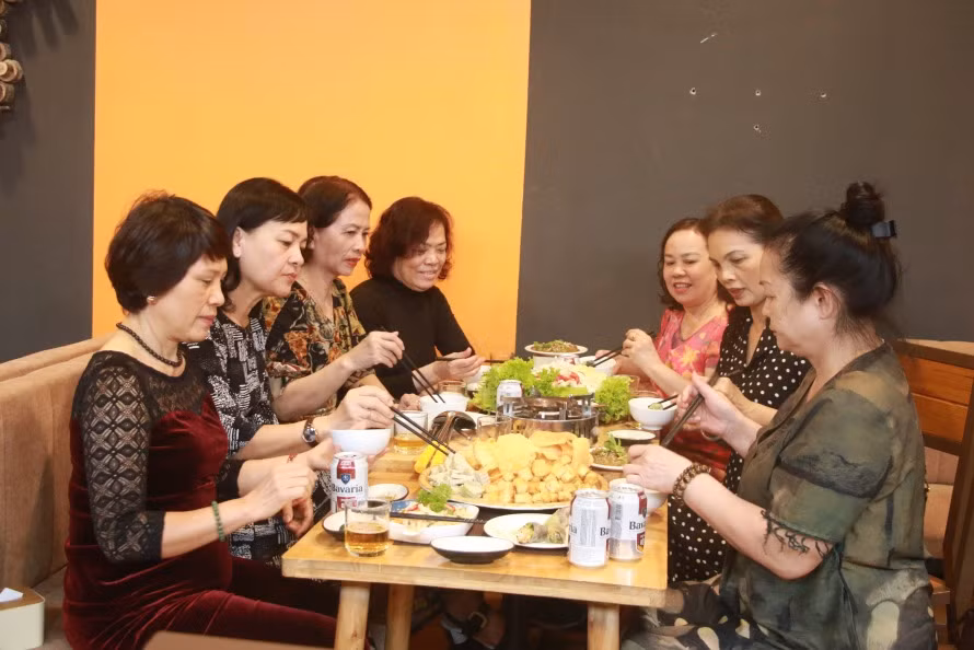 Thực khách đến thưởng thức đồ ăn chay tại nhà hàng Chay Lành.