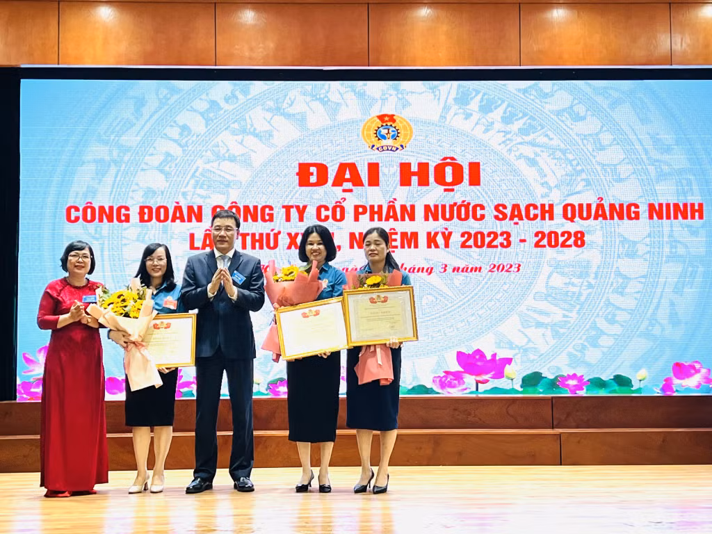 LĐLĐ tỉnh tặng bằng khen cho Công đoàn Công ty khóa XVII.