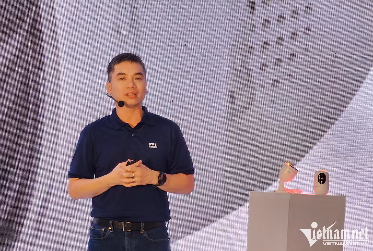 Ông Nguyễn Anh Đức - Giám đốc Camera AI giới thiệu về 2 mẫu camera Make in Việt Nam. Ảnh: Trọng Đạt