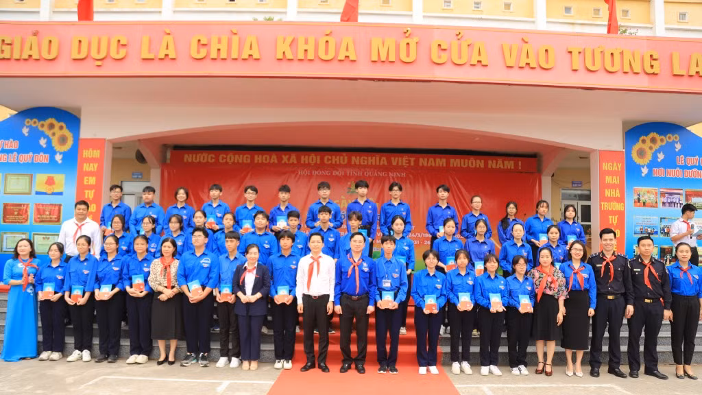 Các đại biểu chụp ảnh cùng đoàn viên mới kết nạp.