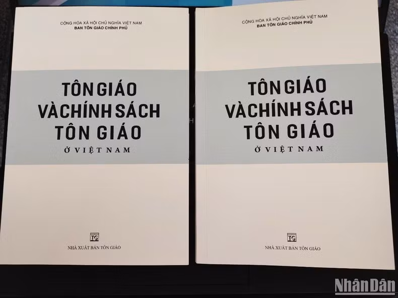 Sách trắng “Tôn giáo và chính sách tôn giáo ở Việt Nam”. (Ảnh: TRUNG HƯNG)