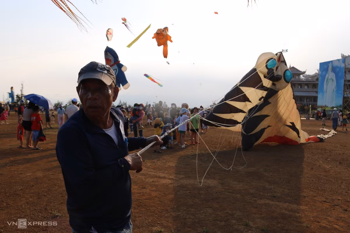 Lễ hội thử thách lái diều bên sông Trà Khúc ảnh 7