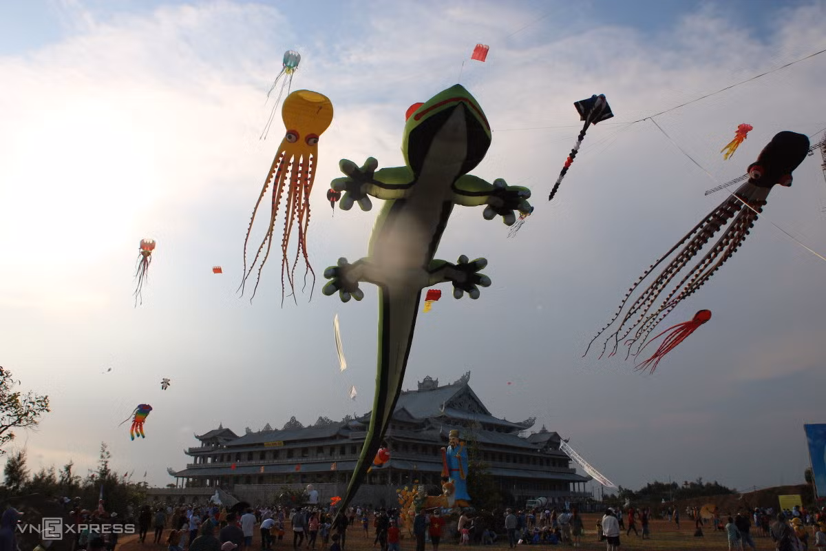Lễ hội thử thách lái diều bên sông Trà Khúc ảnh 8