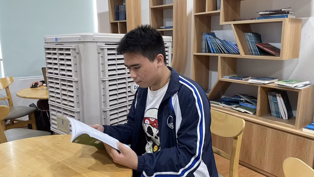 Vũ Huy Hoàng dành nhiều thời gian đọc sách tích luỹ thêm kiến thức.