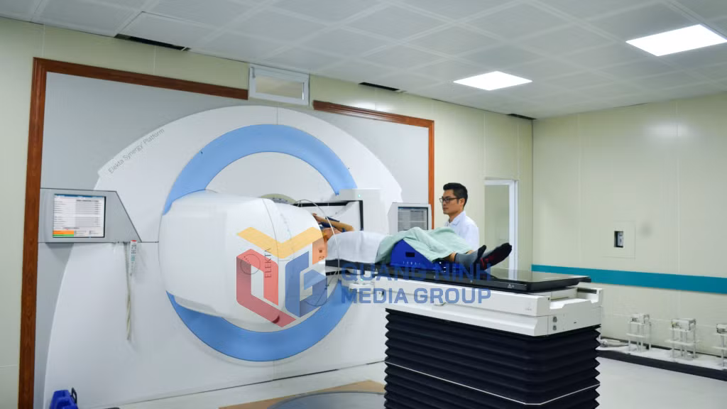 Xạ trị ung thư cho người bệnh tại Trung tâm Ung bướu (Bệnh viện Bãi Cháy) (2-2023). Ảnh: Nguyễn Hoa