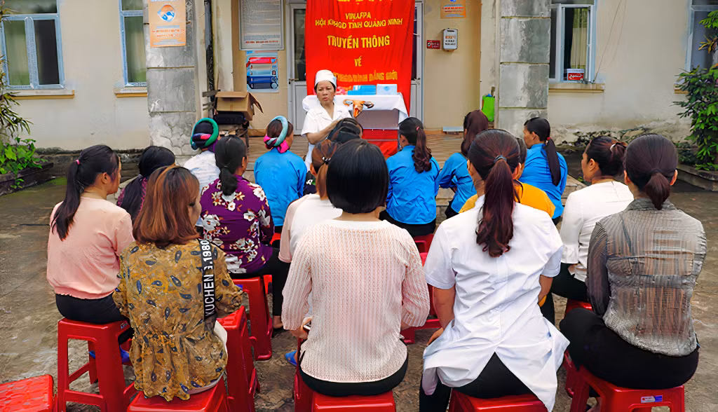 Hội KHHGĐ tỉnh tổ chức hoạt động truyền thông về bình đẳng giới và mất cân bằng giới tính khi sinh tại xã Quảng Tân (huyện Đầm Hà).