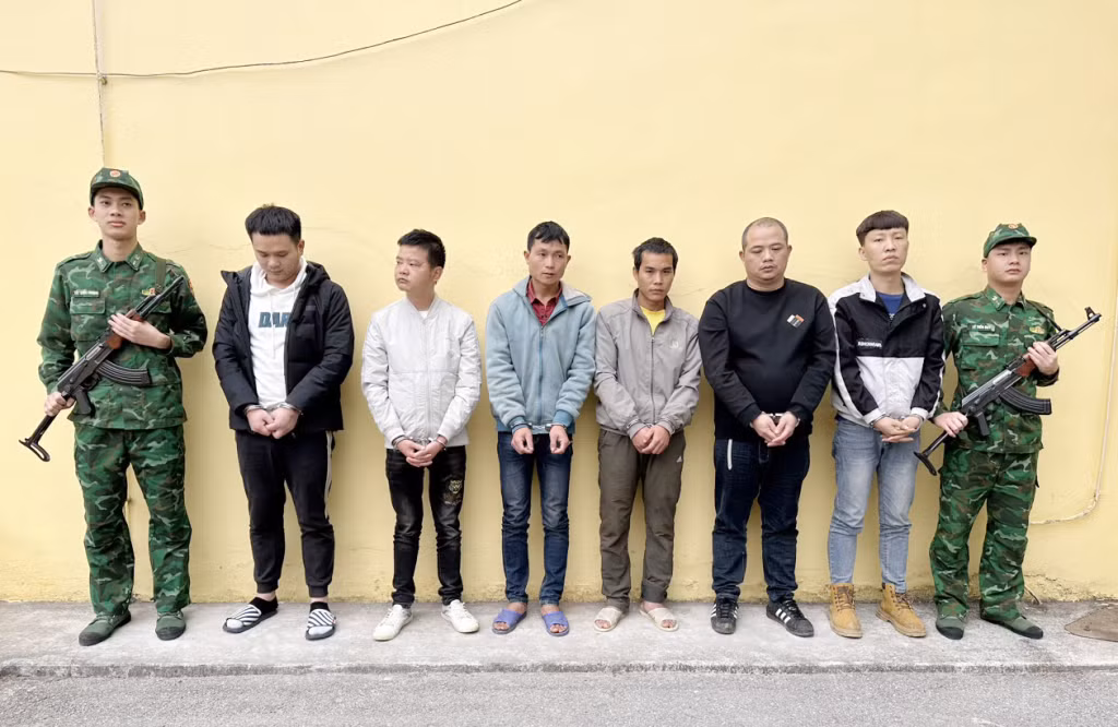 Hai đối tượng Trần Văn Binh và Dường Cắm Mằn cầm biển đứng giữa 4 đối tượng người Trung Quốc.