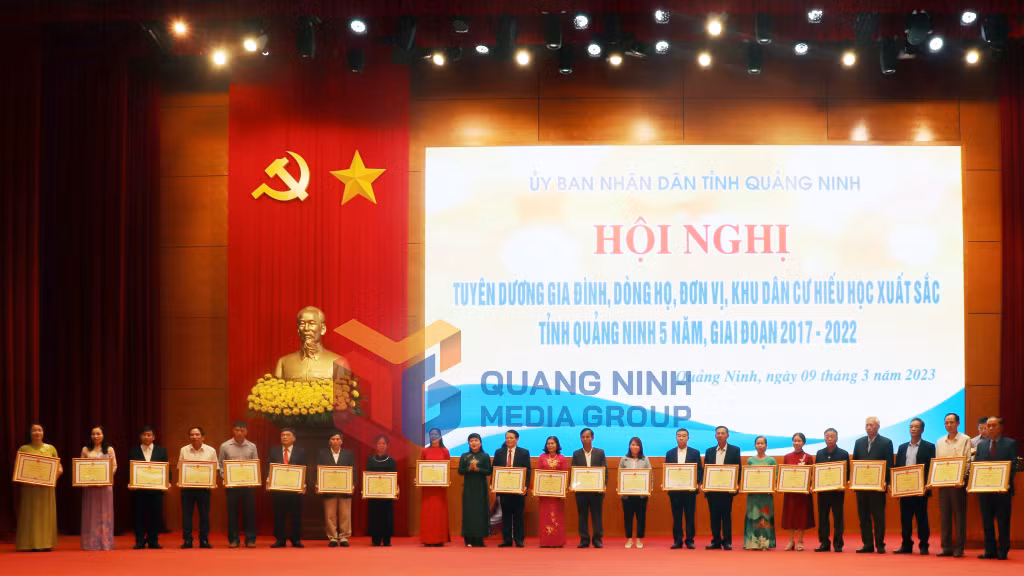 Đồng chí Nguyễn Thị Thu Hà, Phó Trưởng Đoàn ĐBQH tỉnh trao Bằng khen của UBND tỉnh cho các gia đình, dòng họ, đơn vị, khu dân cư hiếu học có thành tích xuất sắc 5 năm giai đoàn 2017-2022 (3-2023). Ảnh: Thu Chung