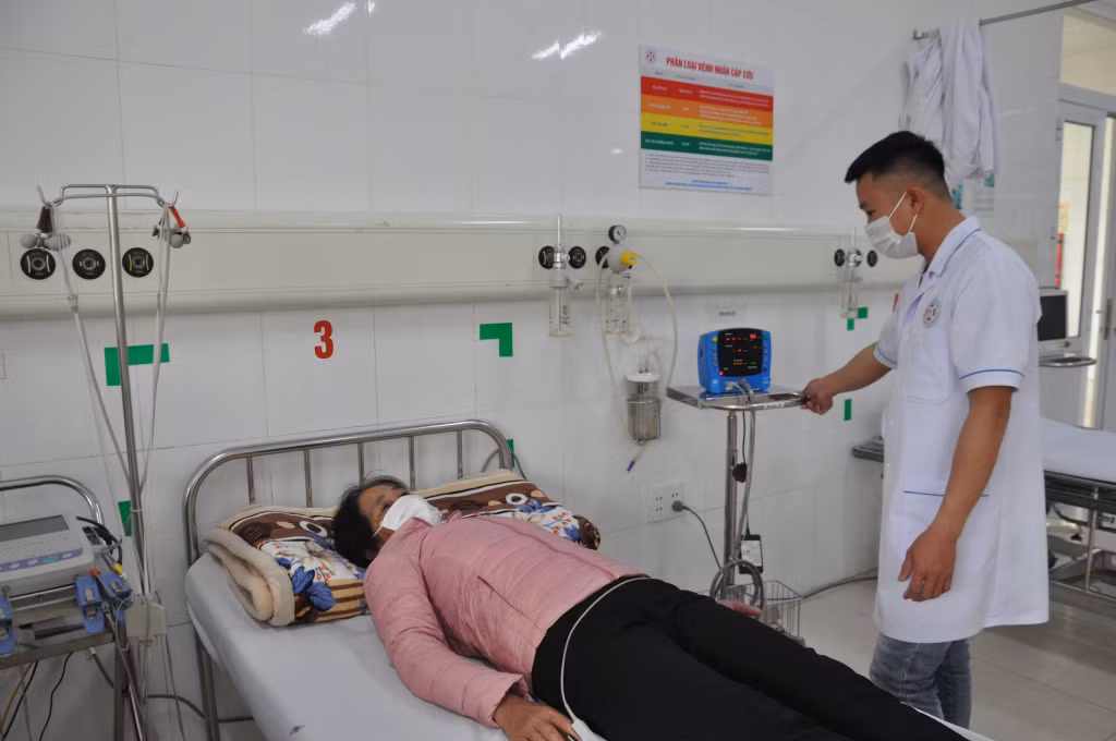Đo nhịp tim cho bệnh nhân tại Khoa Cấp cứu (Trung tâm Y tế huyện Hải Hà).