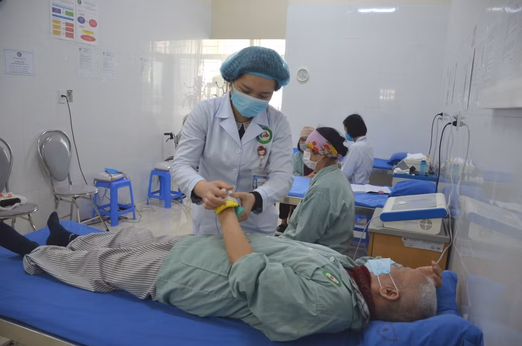 Điều trị cho bệnh nhân bằng phương pháp điện phân tại Bệnh viện Y dược cổ truyền tỉnh.