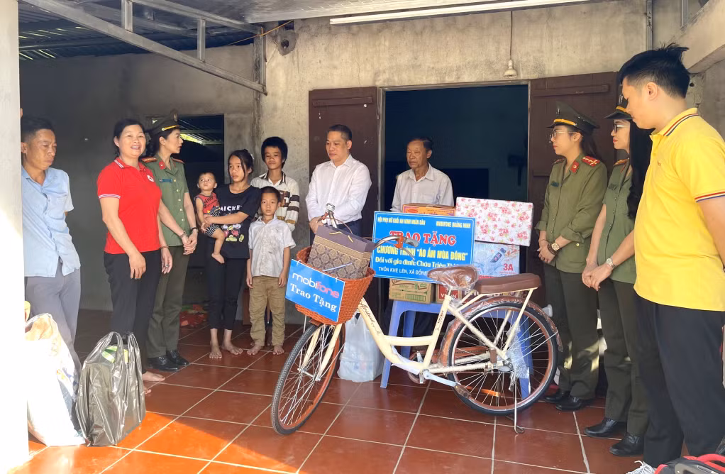 Hội phụ nữ khối ANND đã lan tỏa hành động đẹp, vận động Mobifone Quảng Ninh hỗ trợ cho cháu Triệu Thị Hoa.