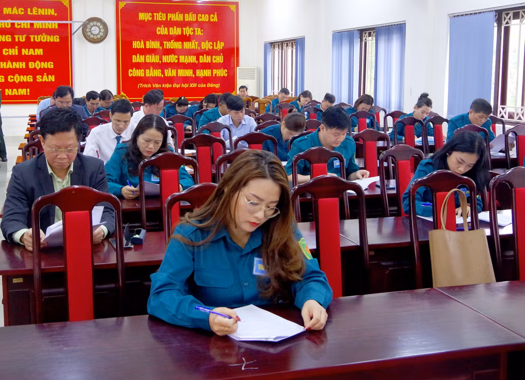 Các thí sinh tham gia Hội thi cán bộ giảng dạy chính trị LLVT TP Hạ Long làm bài thi nhận thức. (Ảnh đơn vị cung cấp)