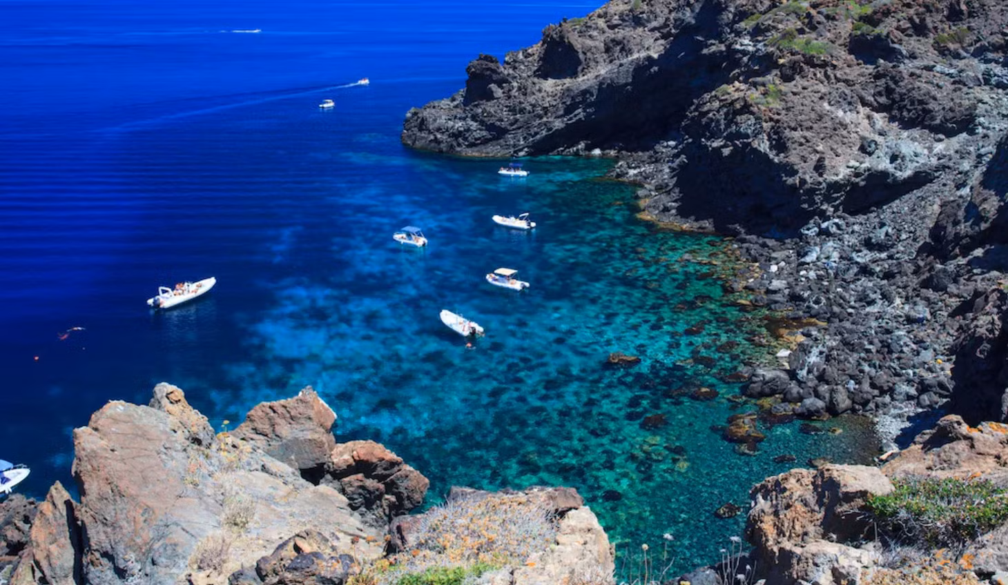 Đảo Pantelleria là điểm đến mới của Italia ở Địa Trung Hải. Ảnh: Expedia