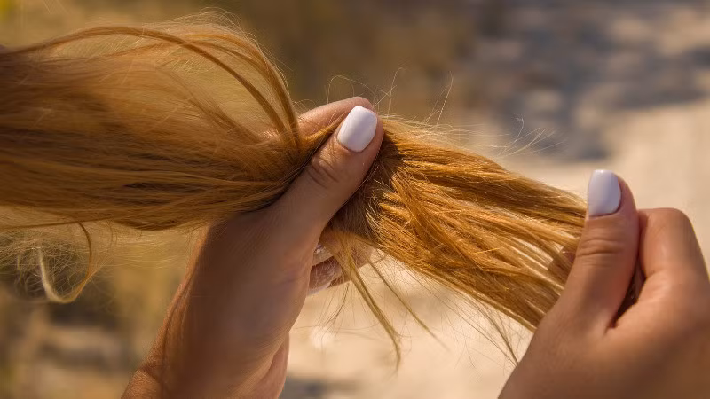 Khi tẩy, nhuộm tóc nhiều sẽ khiến tóc dễ khô gãy.