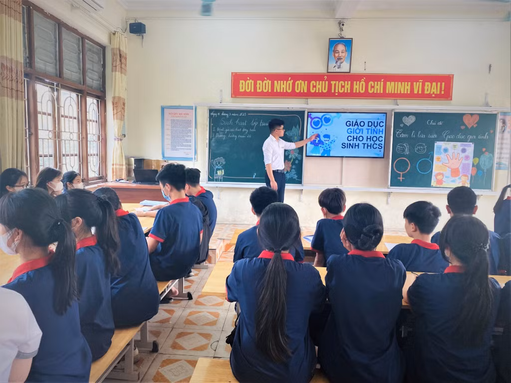 Thầy giáo Ngô Quốc Tuấn, Phó Bí thư Đoàn Thanh niên Trường THCS Nguyễn Đức Cảnh tuyên truyền về giới tính cho đoàn viên thanh niên nhà trường.